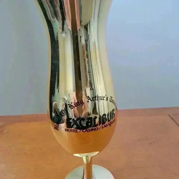 TALL  GLASS GOLDEN  MEMORABILIA HOTEL CASINO EXCALIBUR - Picture 3 of 3